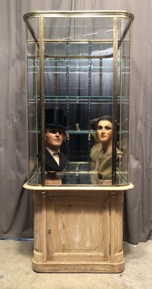 Ancienne grande vitrine de magasin.