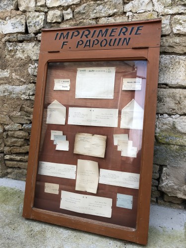 Ancienne vitrine de présentation.