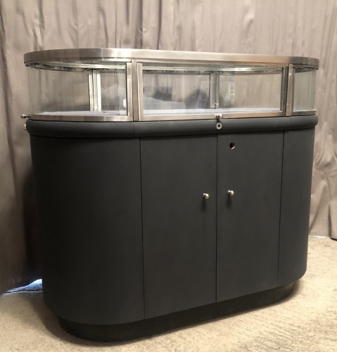 Comptoir vitrine de magasin.