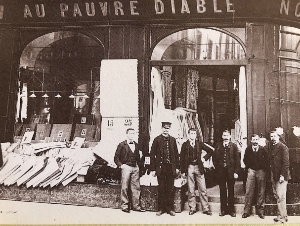 Ancien présentoir de magasin.