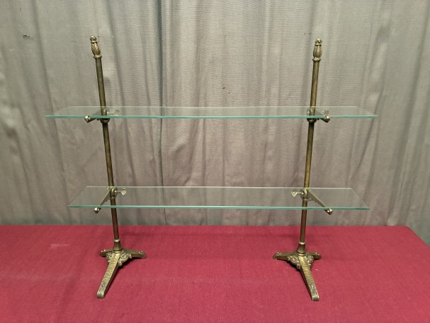 Ensemble d'anciens supports d'étagères de magasin.