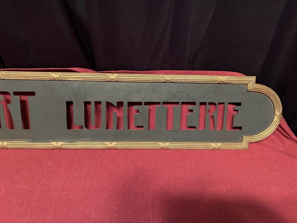 Ancienne enseigne intérieure.