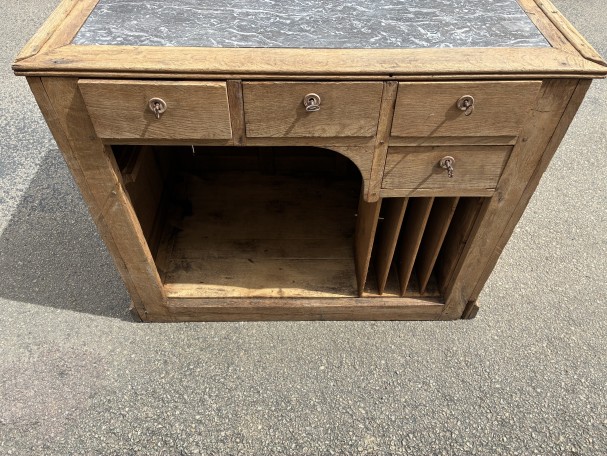 Ancien meuble comptoir, caisse de magasin, métier.