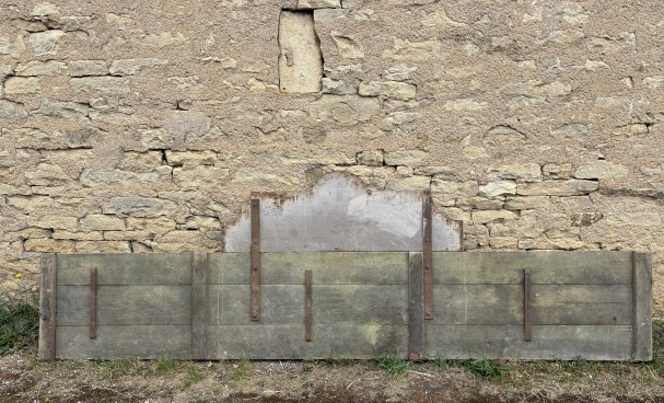 Ancienne grande enseigne de façade de magasin.