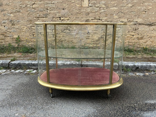 Ancienne vitrine de milieu, comptoir de magasin.