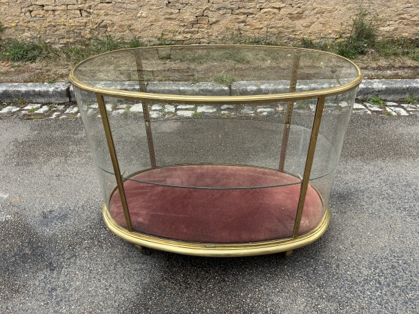 Ancienne vitrine de milieu, comptoir de magasin.