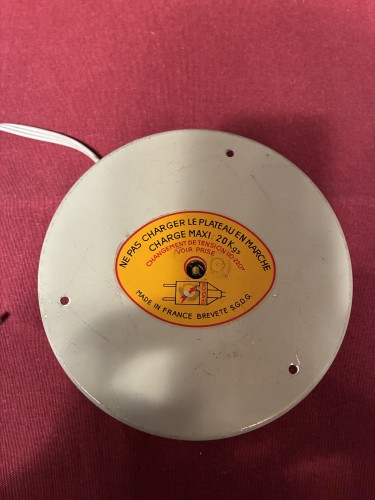 Ancien présentoir de vitrine de magasin.