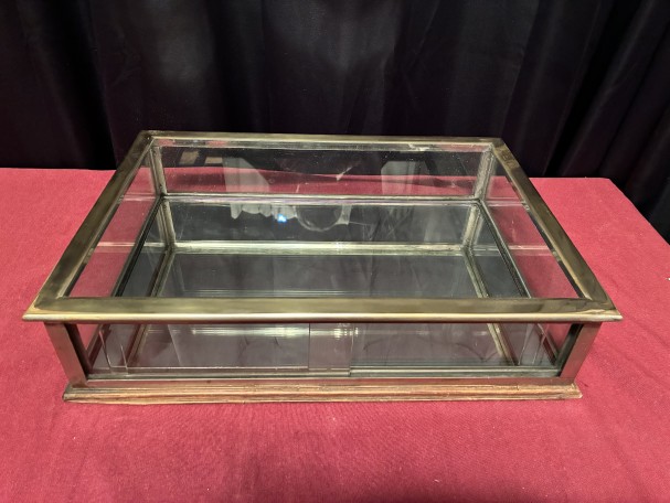 Ancienne petite vitrine de magasin.(réservée)