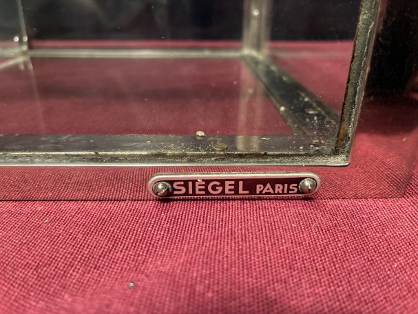 Ancienne vitrine de confiseur.