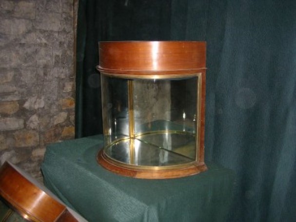 Vitrines anciennes de chapelier