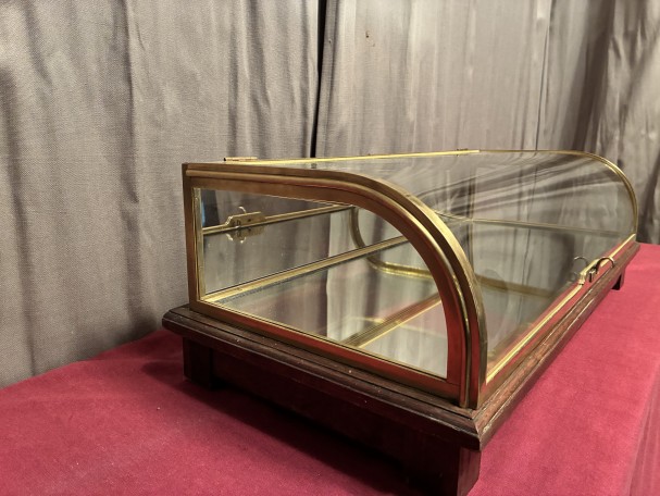 Ancienne vitrine de comptoir.