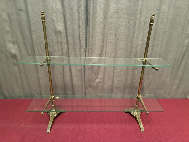 Ensemble d'anciens supports d'étagères de magasin.