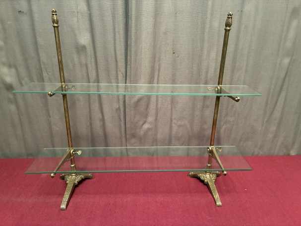 Ensemble d'anciens supports d'étagères de magasin.