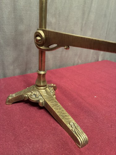 Ensemble d'anciens supports d'étagères de magasin.