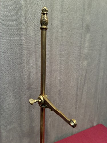 Ensemble d'anciens supports d'étagères de magasin.