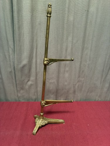 Ensemble d'anciens supports d'étagères de magasin.