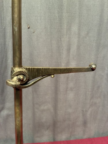 Ensemble d'anciens supports d'étagères de magasin.