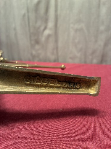 Ensemble d'anciens supports d'étagères de magasin.