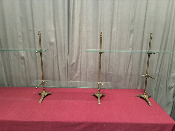 Ensemble d'anciens supports d'étagères de magasin.