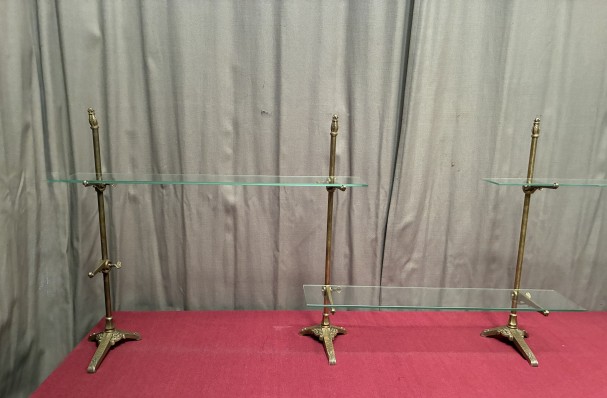 Ensemble d'anciens supports d'étagères de magasin.