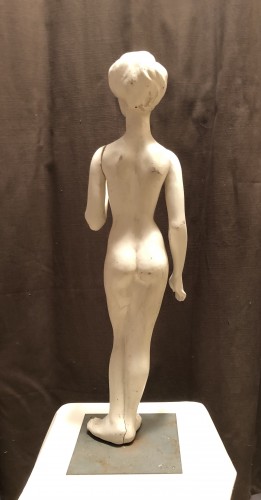 Ancien petit mannequin de magasin.