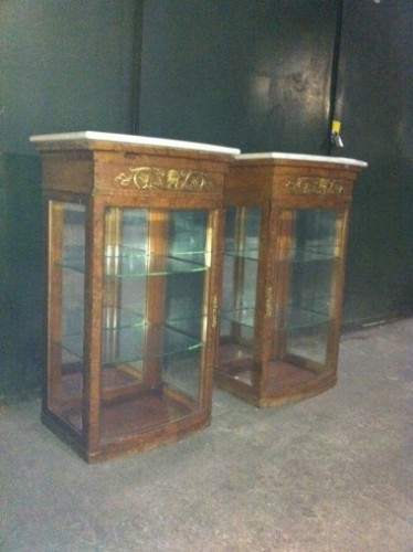 Paire de vitrines anciennes hautes