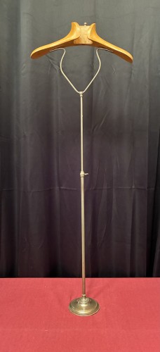 Ancien présentoir à vêtement de vitrine de magasin.