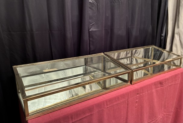 Ancienne paire de vitrines de comptoir de magasin.