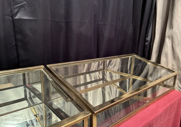 Ancienne paire de vitrines de comptoir de magasin.