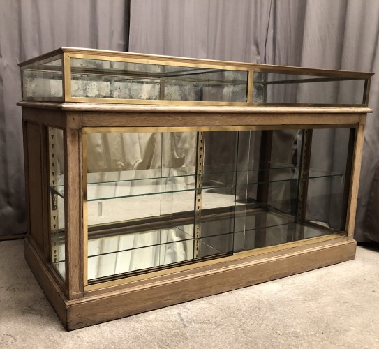 Comptoir-vitrine ancien de magasin.