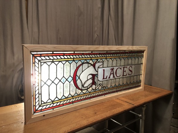 Ancienne enseigne de magasin.