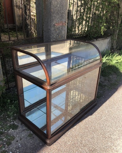 Ancienne vitrine comptoir de magasin.