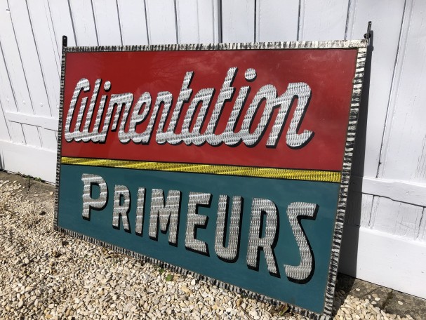Ancienne enseigne de magasin.