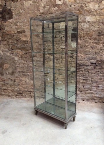 Ancienne vitrine sur pied.