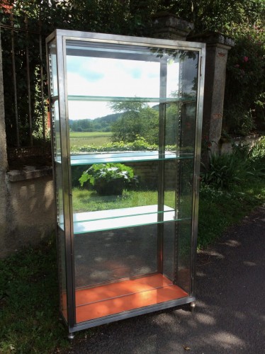 Ancienne vitrine verticale sur pieds.