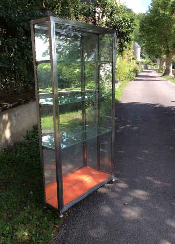 Ancienne vitrine verticale sur pieds.