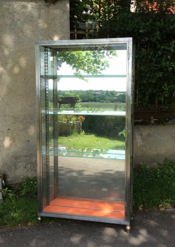 Ancienne vitrine verticale sur pieds.