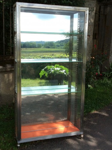 Ancienne vitrine verticale sur pieds.