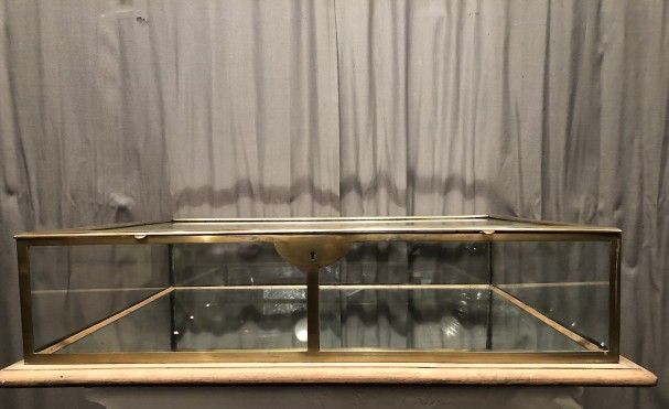 Ancienne grosse vitrine de magasin.