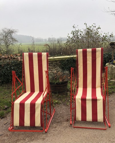 Chaises longues de jardin.