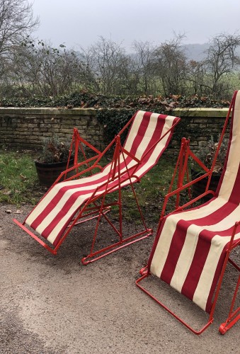 Chaises longues de jardin.