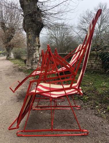 Chaises longues de jardin.