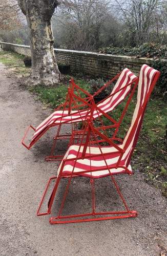 Chaises longues de jardin.