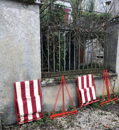 Chaises longues de jardin.