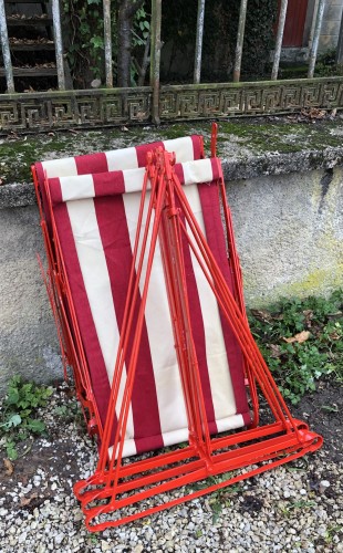 Chaises longues de jardin.