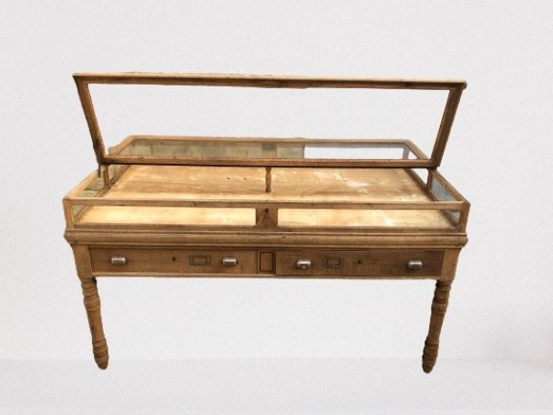 Ancienne table vitrine de magasin.(vendue LD)