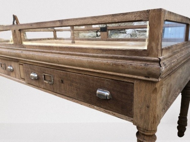 Ancienne table vitrine de magasin.(vendue LD)