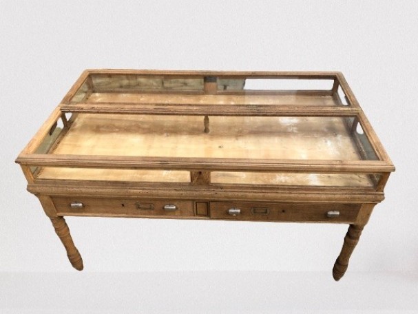 Ancienne table vitrine de magasin.(vendue LD)