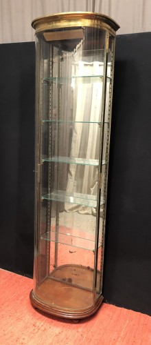 Grande vitrine ancienne de magasin de luxe.(réservée CP)