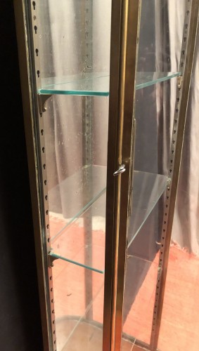 Grande vitrine ancienne de magasin de luxe.(réservée CP)